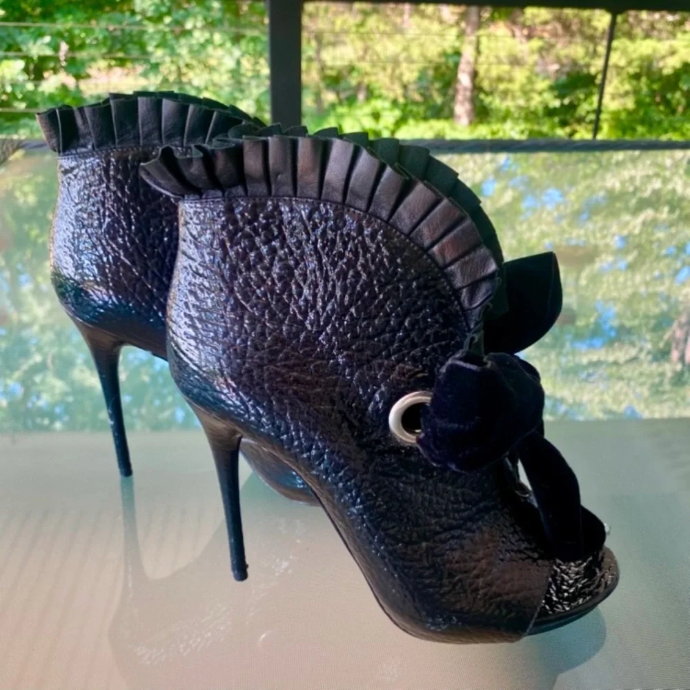 ♥️Alexander McQueen♥️ Black Textured Leather and Scalloped Leather trim Hi-Heels - Picture 3 of 13
